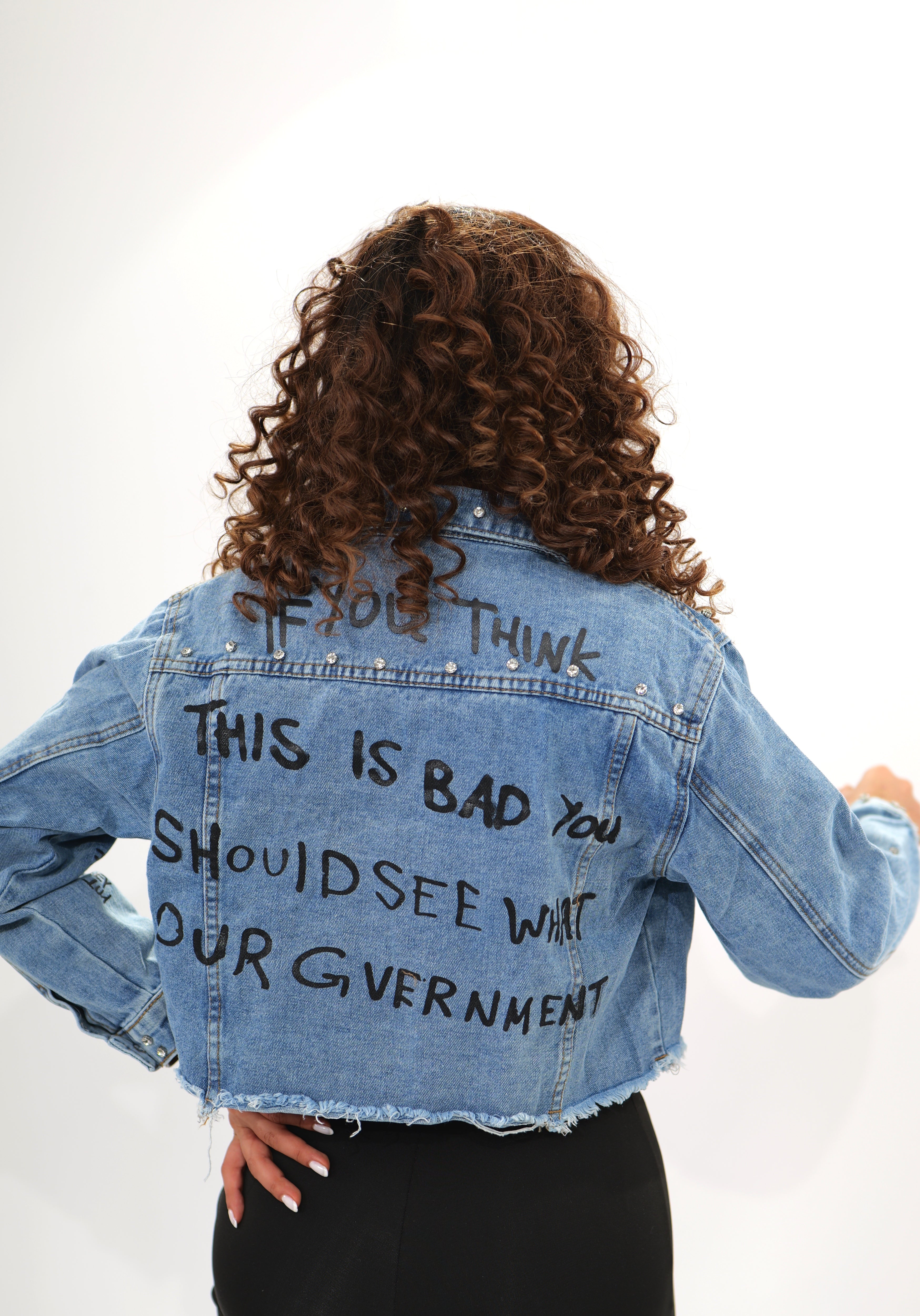 "Veste Denim Éclatante: Luxe & Écritures Stylées"