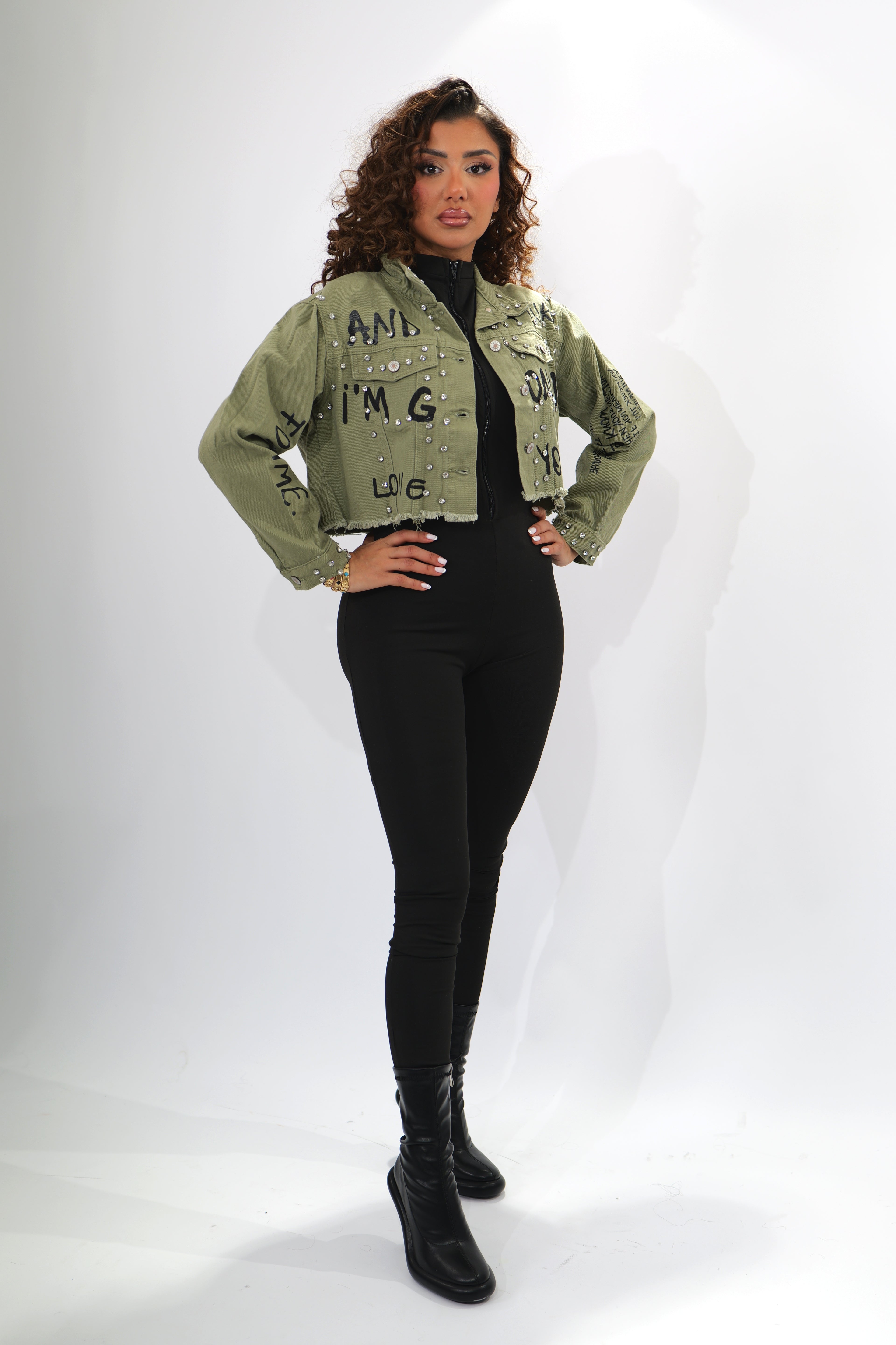 "Veste Denim Éclatante: Luxe & Écritures Stylées"