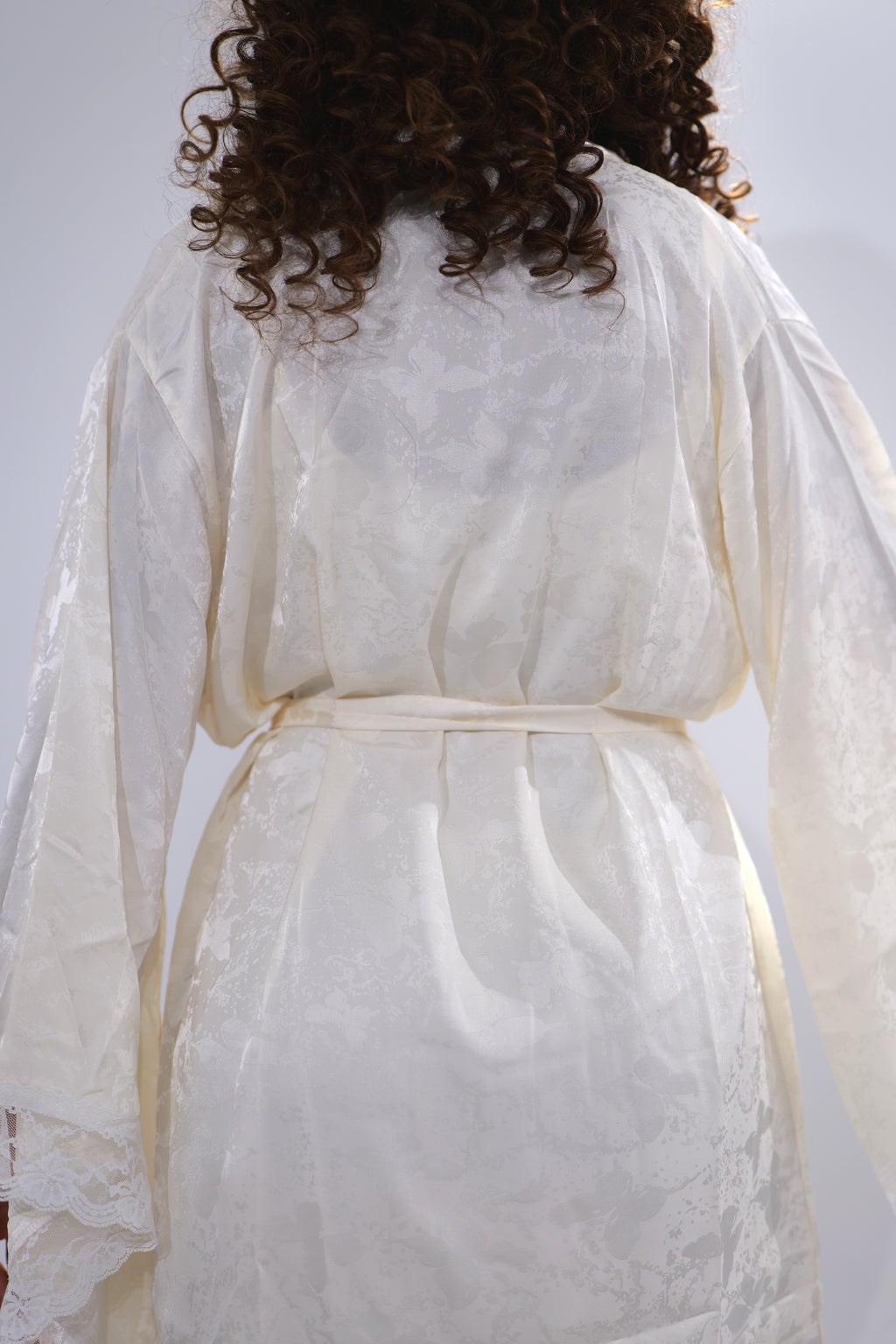 "Soie Papillon: Ensemble Nuit Audacieux & Luxueux"