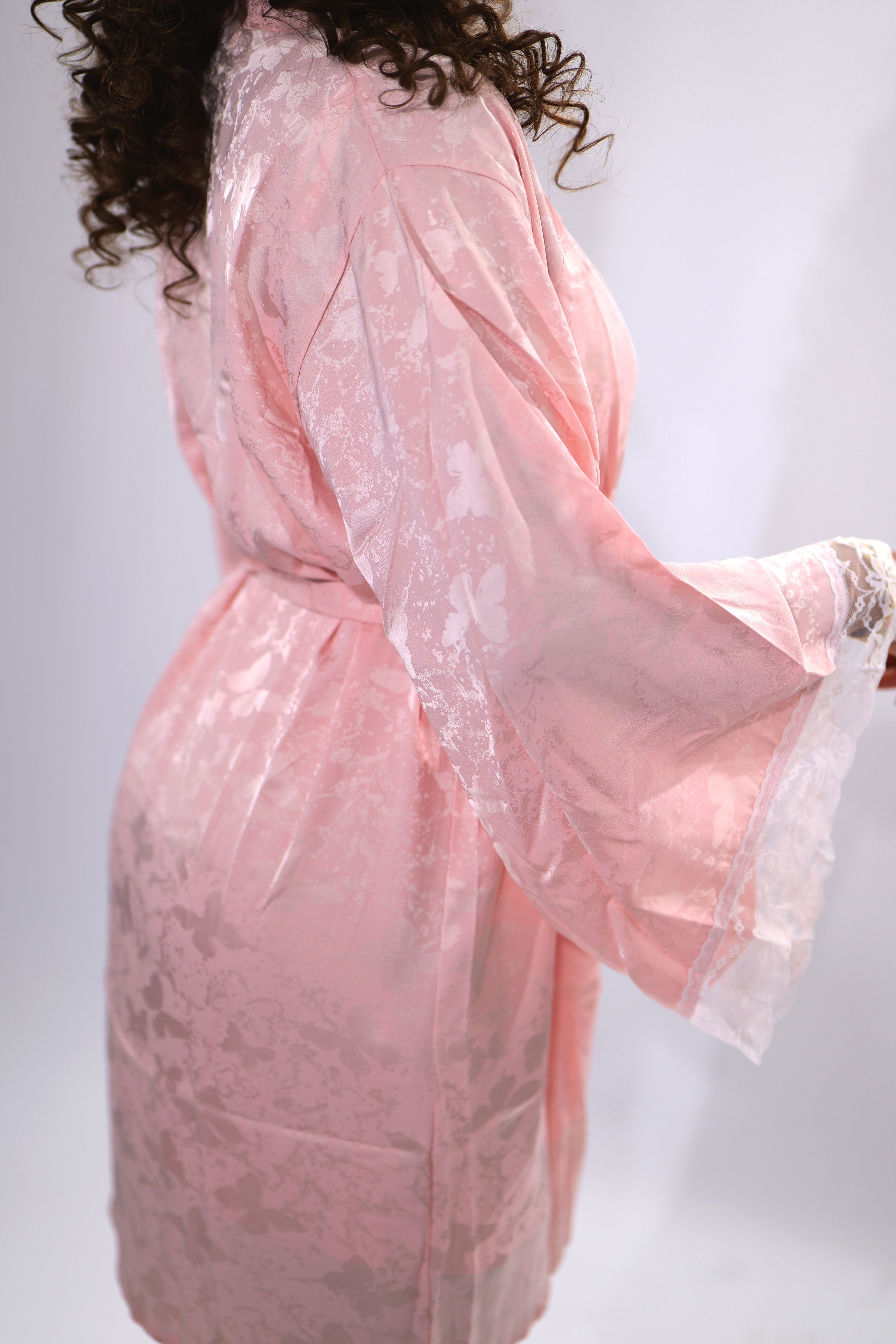 "Soie Papillon: Ensemble Nuit Audacieux & Luxueux"
